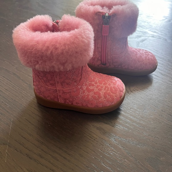 Toddler Pink size 4/5 UGG BOOTS - Picture 2 of 6